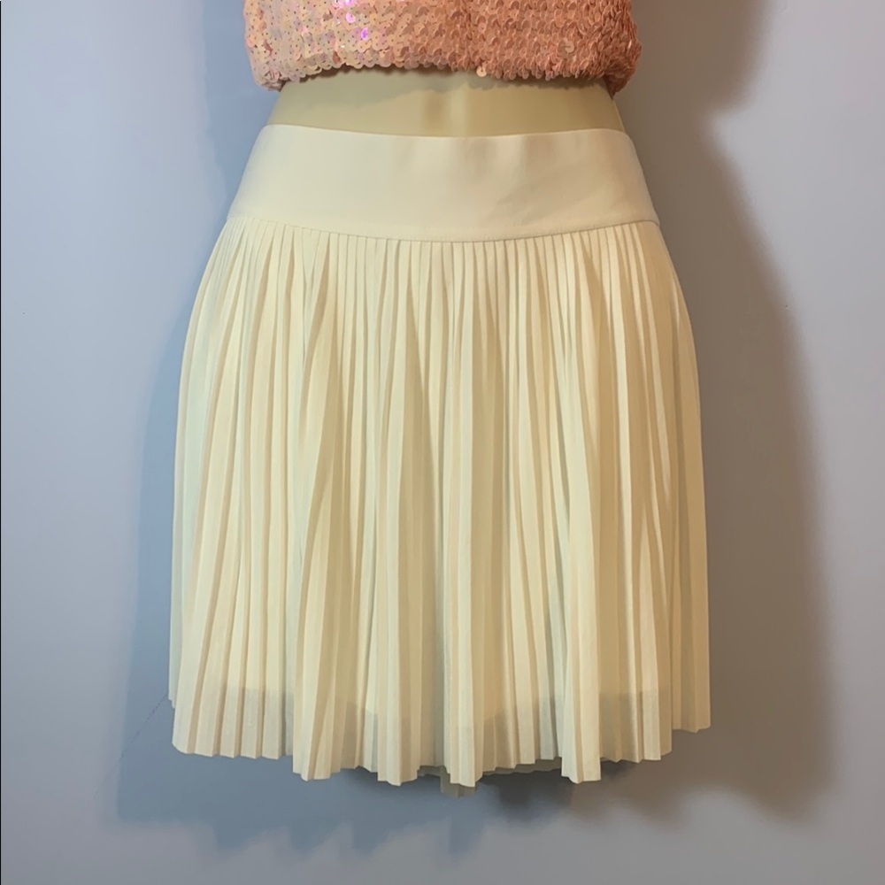 Athletic pleated tennis skirt over shorts size jr XL White no boundaries skort